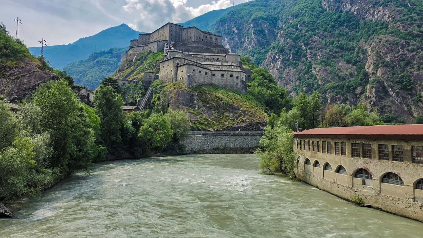 Le fort de Bard sur son éperon rocheux au-dessus de la Doire Baltée, dans la basse vallée d'Aoste
