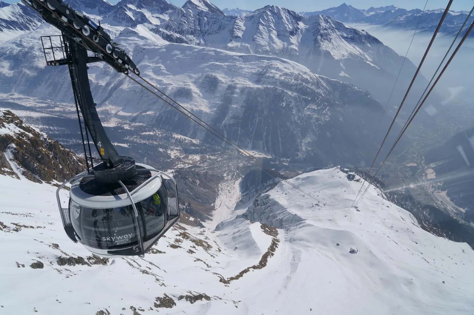Cabine rotative du téléphérique Skyway Monte Bianco au-dessus des glaciers, au départ de Courmayeur
