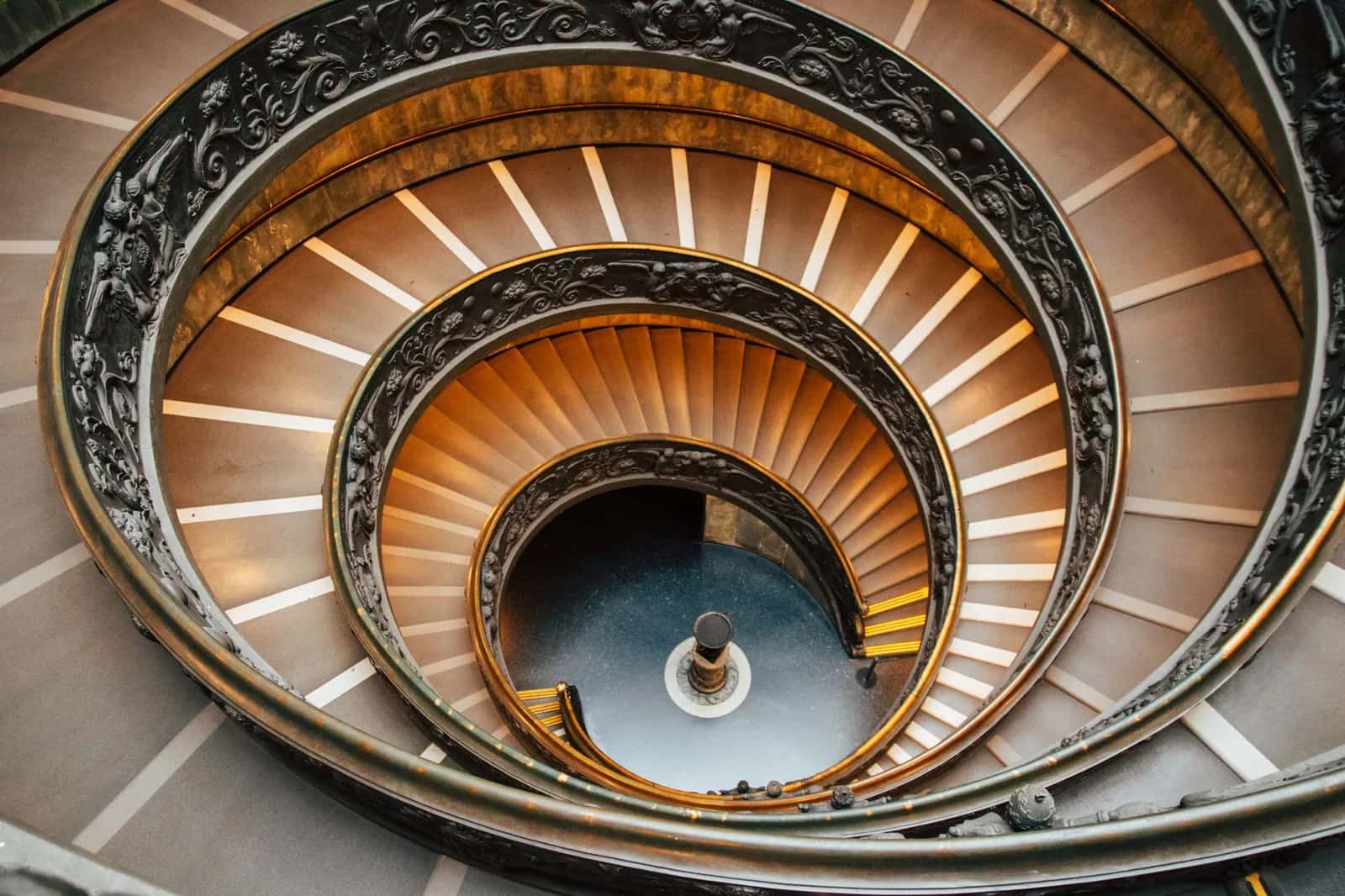 L'escalier en double spirale de Bramante vu d'en haut, à la sortie des musées du Vatican