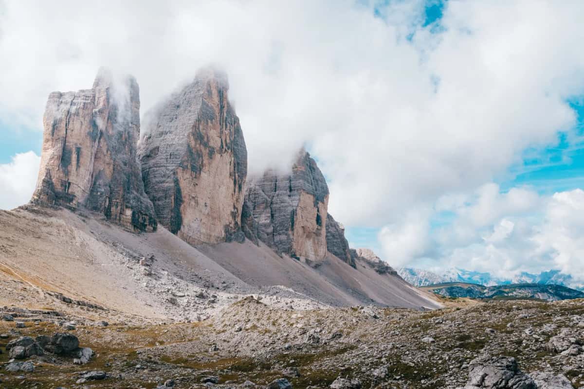 Les trois pics des Tre Cime di Lavaredo dans les Dolomites, au nord de la Vénétie