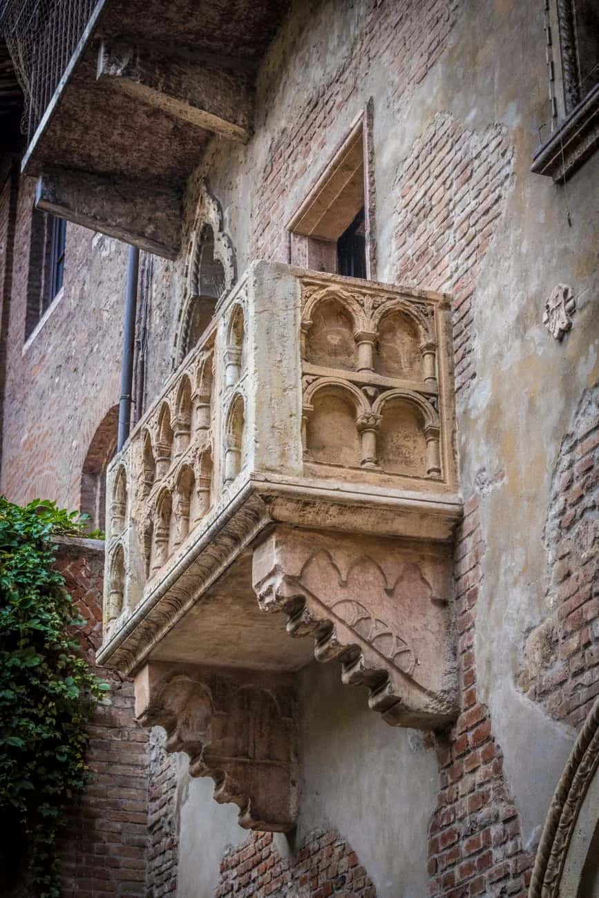 Balcon de la Casa di Giulietta, dans la cour de la via Cappello à Vérone