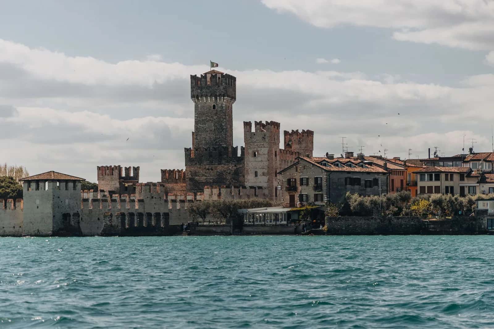 Le château scaliger de Sirmione dressé sur les eaux du lac de Garde