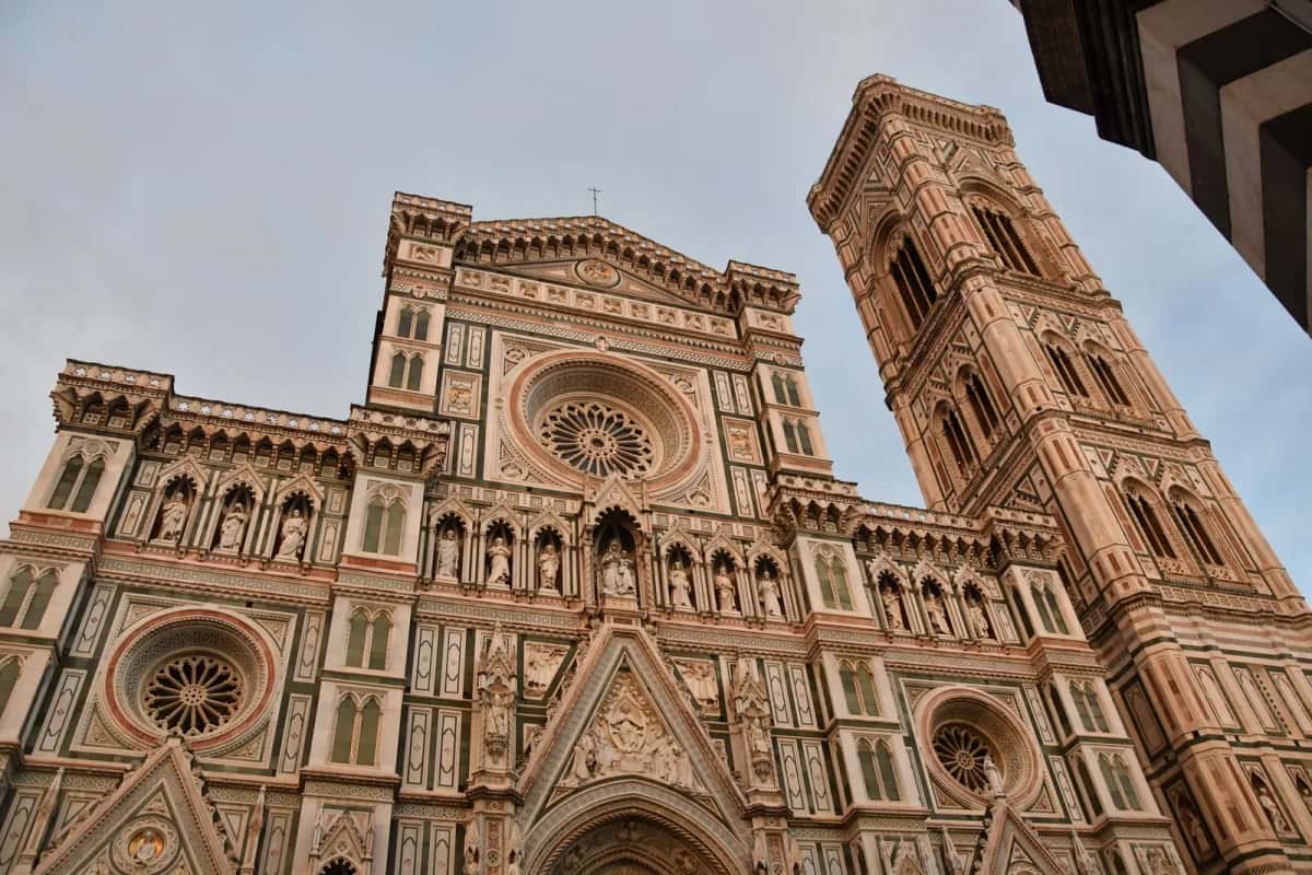 La façade du Duomo de Florence et son campanile en marbre vert, blanc et rose, en Toscane