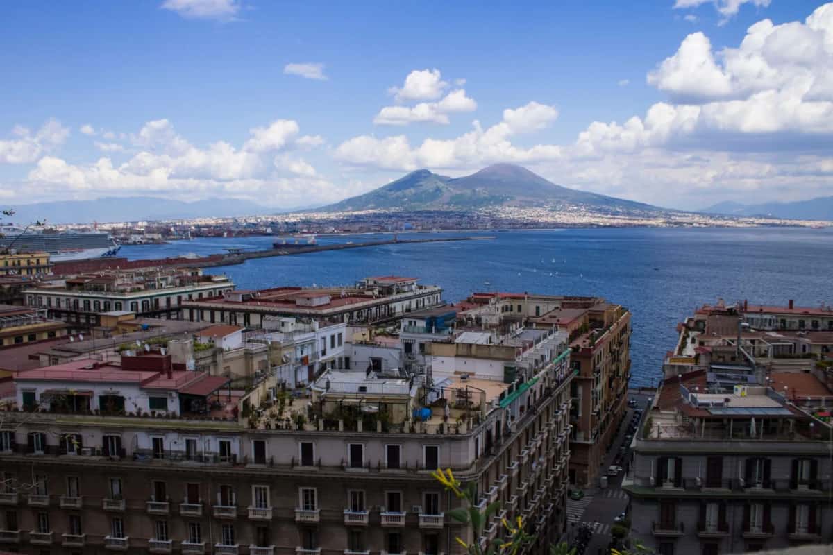 Le golfe de Naples et le Vésuve vus depuis les toits de la ville, dans le Sud de l'Italie