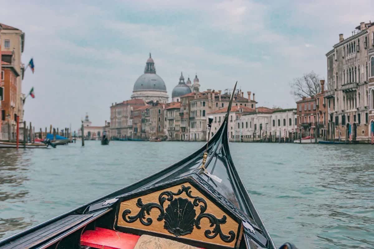 Le Grand Canal de Venise vu depuis une gondole, face à la basilique Santa Maria della Salute