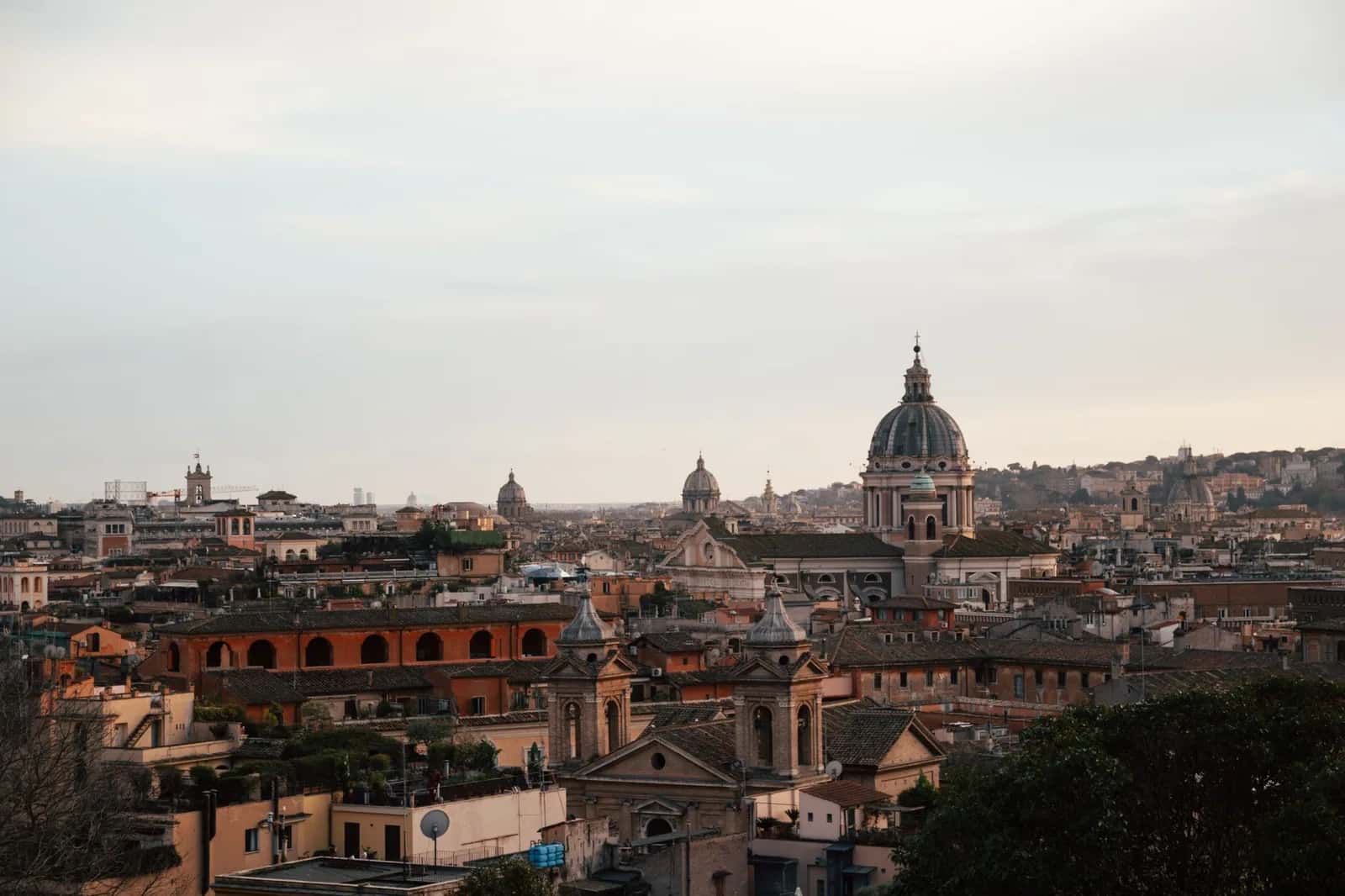 Toits et dômes du centre historique de Rome au crépuscule