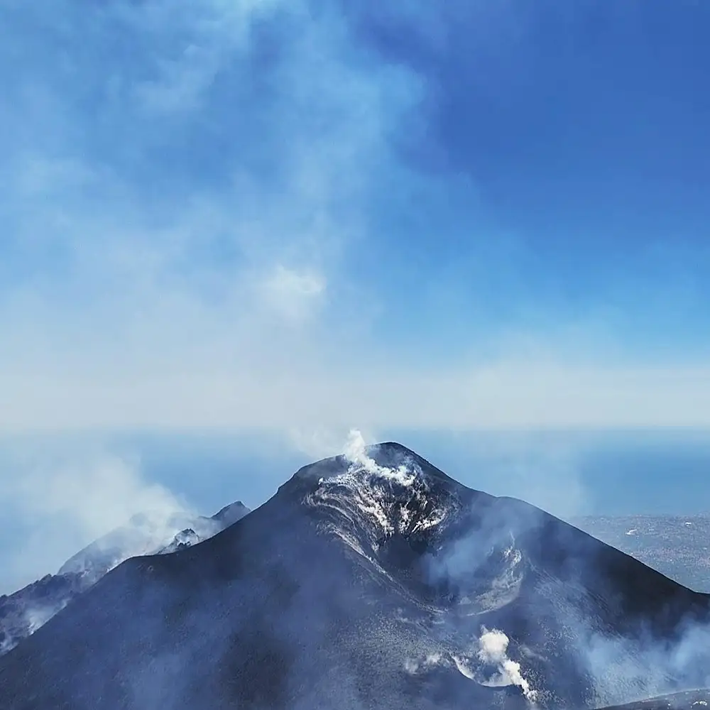 Etna : le cratère central en téléphérique et tout-terrain
