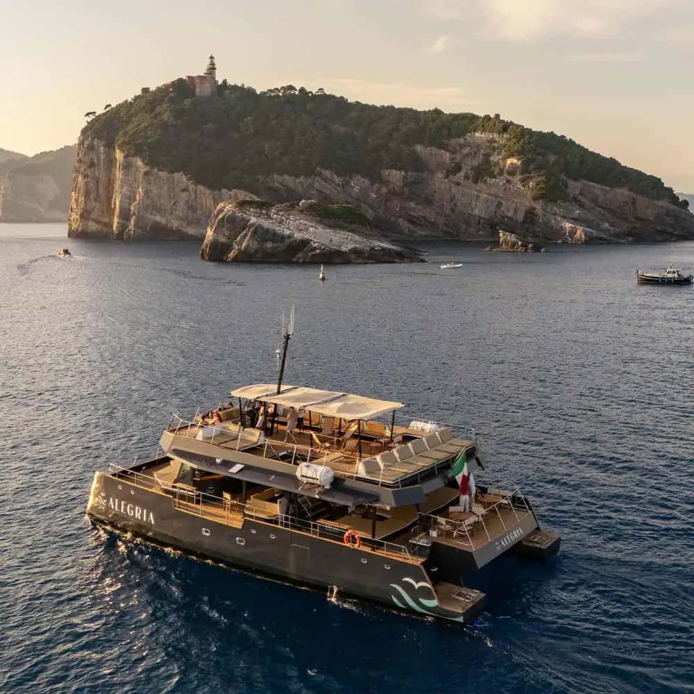 Catamaran au coucher du soleil dans le golfe des Poètes