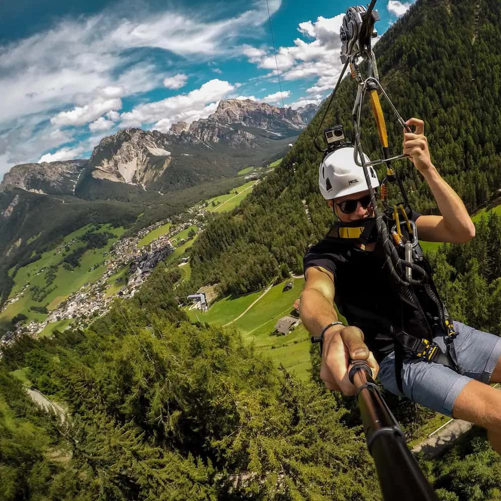 La plus longue tyrolienne d'Europe, dans les Dolomites
