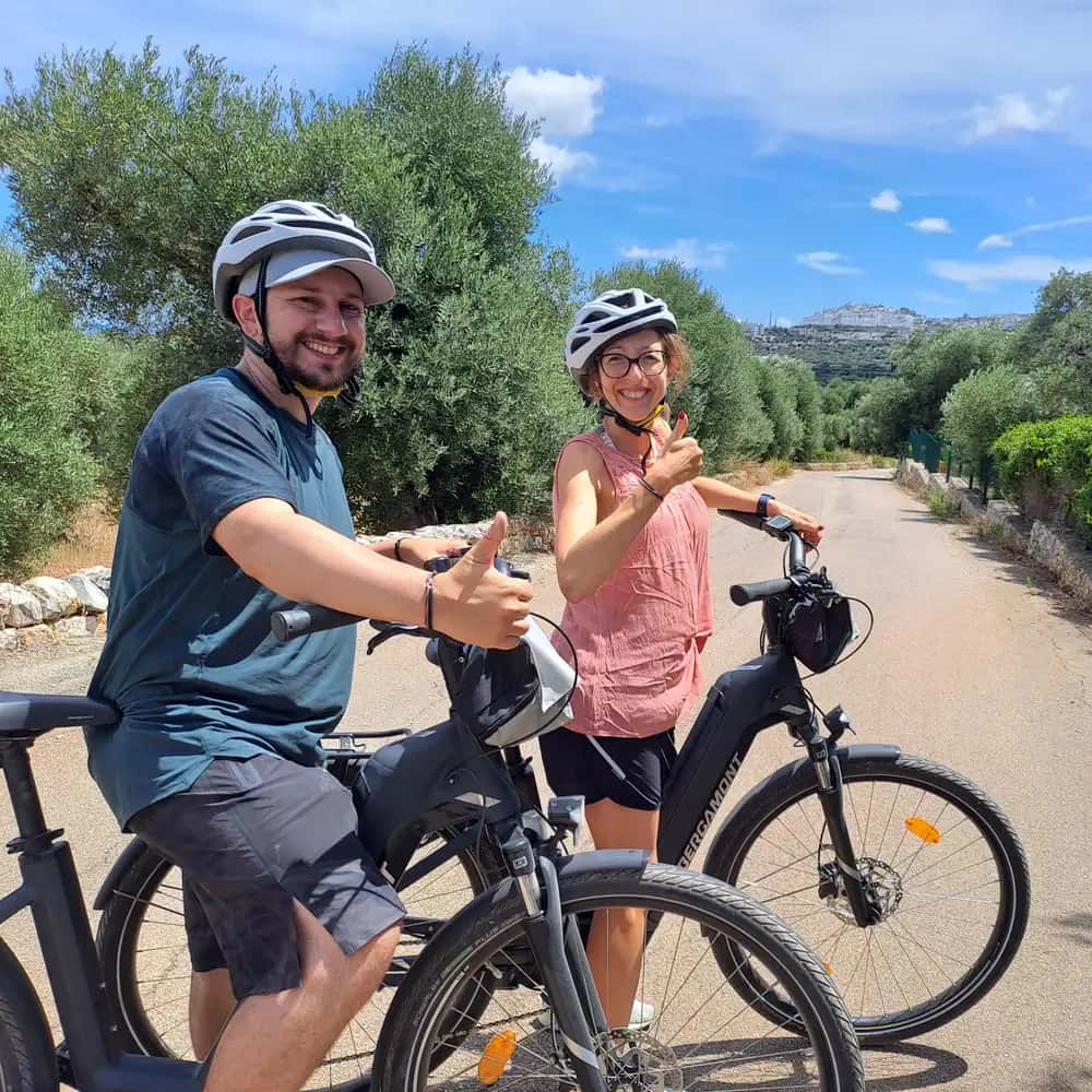Vélo électrique dans la plaine des oliviers d'Ostuni